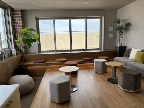 10階の共用ラウンジフロア