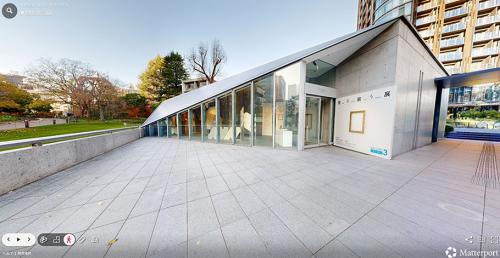 スタート地点は会場エントランス。外観から館内まで、シームレスに回遊できる3Dウォークスルー機能を実装