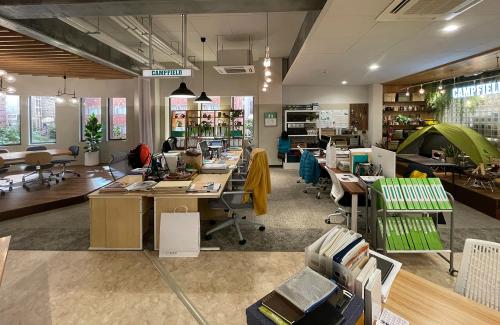 主人公たちが勤める出版社オフィス　床材「エコス」（スミノエ インテリア プロダクツ）