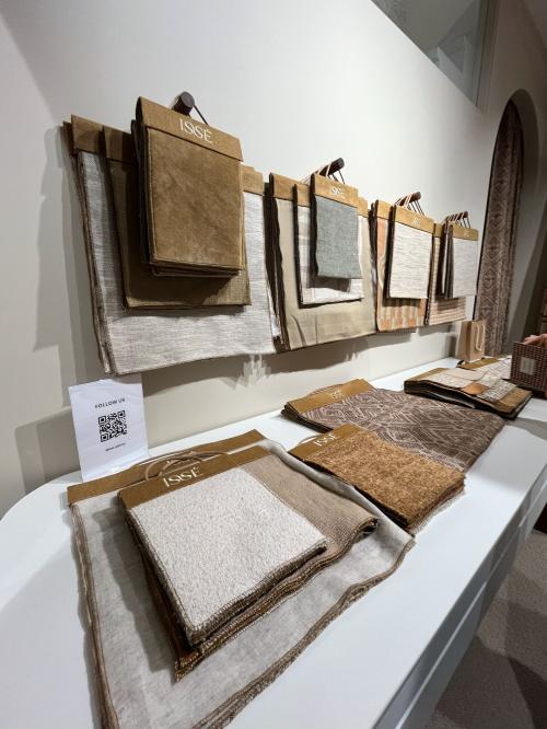 　カサマンスはビジネスが拡大し、これまでのショールームはアクセサリー用とし、その真正面に新たにカサマンスの関連するブランドを一つに纏めたショールームをオープンさせた。手仕事が際立つナチュラルなデザインが印象的で、特に刺繍が施された壁紙は凝っているが若々しい、カサマンスらしい仕上がりだ。