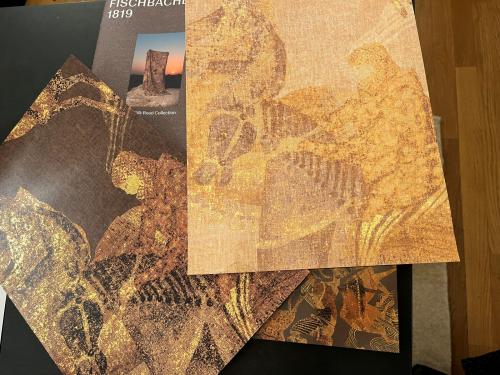 　フィッシュバッハ１８１９は、暖かな大地の色で、人と歴史が織りなす文化の交流を、シルクロードをテーマに発表。新作の壁紙も今年は発表され、オリエンタルなテーマで使いやすい色調の凝ったファブリック群も見逃せない。