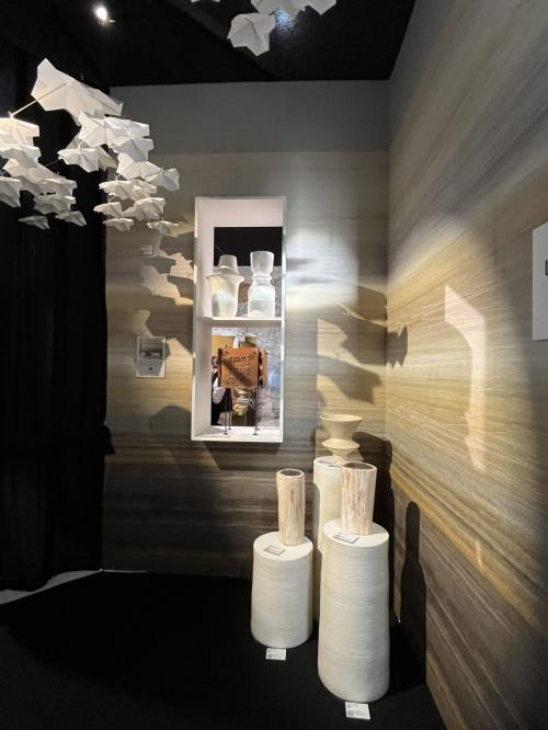 WHAT’S NEW? IN RETAIL- フランソワ・デルクロール ホール7<br>「古未来主義」的なアプローチでは、今期多出している壁紙柄からマスリールの壁紙が採用されており、体験型マニフェストを軸に実店舗とデジタル小売を融合させながら、商業の現在のトレンドを探求する展示が行われた。