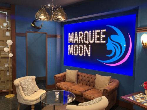 Bar「マーキームーン」