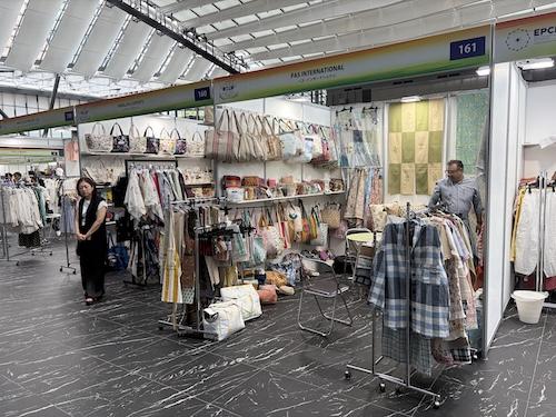 クッション、バッグの展示