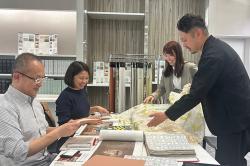 内装選定の様子
