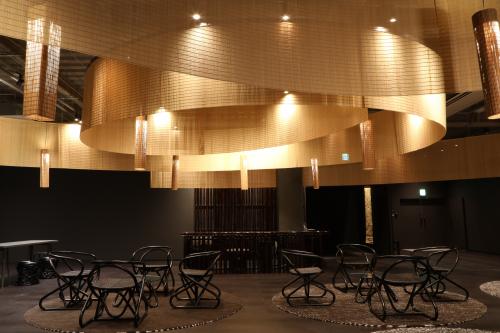 ラウンジ空間をイメージ　すだれの圧巻の存在感