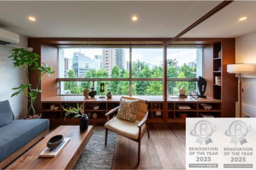 造作家具で額縁のように窓辺を演出し、大きな開口部から見える借景を活かした