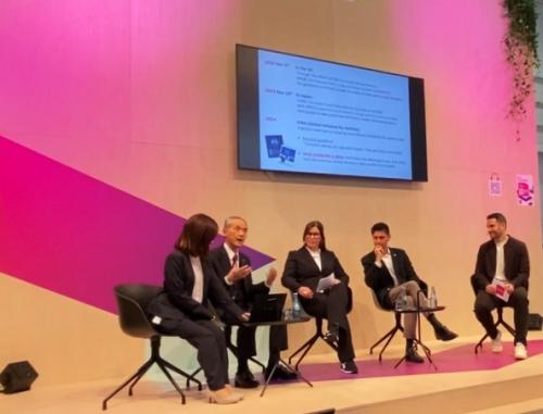 カーペットの良さを熱く語る吉野社長（右から2番目）