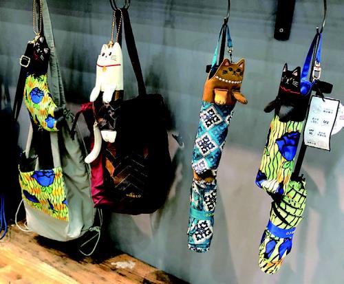 waji の「aoneco」。ステテコを履い たネコの新シリーズ。エコバッグや傘など