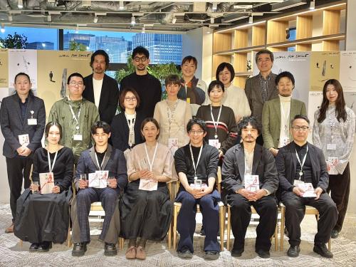 ファイナリスト一同と審査委員の記念撮影