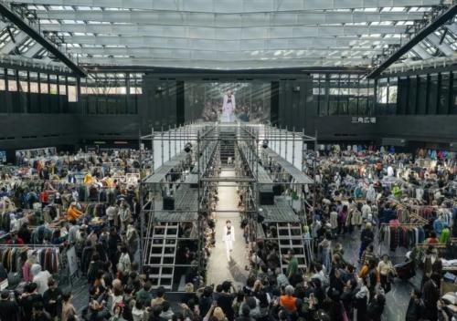 会場中央に設置されたランウェイでの古着ショー