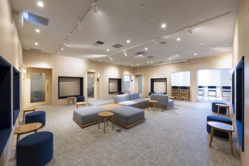 ビルに入居する企業のワーカーなら誰でも使える約80坪の共用ラウ ンジ