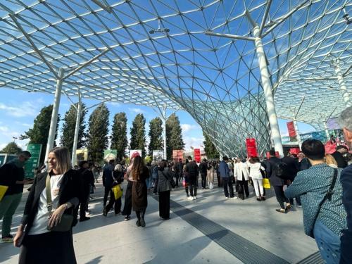 ②今年も良いお天気に恵まれた、Fiera Milano, Rho（ロー・フィエラミラノ）エントランス