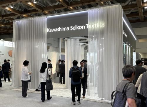 　<b>●川島織物セルコン</b><br>「textilestudy’26 ― テキスタイルの実験と進化、資源の国内循環―」をテーマに出展し、「ORGATEC TOKYO Awards」特別賞を受賞。今回は織物によるハニカム構造の実験的展示や、廃床材リサイクル循環システム「e-RECYCLED」の最新の進化、カーテン生地端切れ・残糸を再原料化する新たなリサイクルシステム「f-RECYCLED」など、多彩な取り組みを紹介した。