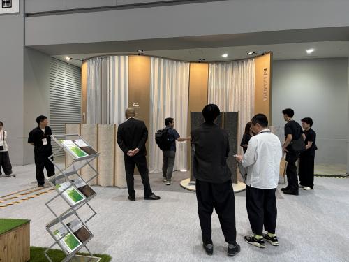 　<b>●KAZUMA</b><br>カーテンの製造過程で発生する端材（廃棄生地）を吸音性に優れた再生フェルトへと生まれ変わらせた、新しいサステナブルブランド『curtainable（カーテナブル）』の第一弾プロダクトとして、新型パーテーション『STANDINGCURTAIN』を初披露した。このプロジェクトには2年半の歳月を要したとのこと。カーテンの美しいウェーブから着想を得たパーテーションは、やわらかな素材感で空間を心地よく仕切りながら、リズムのある表情を生み出している。