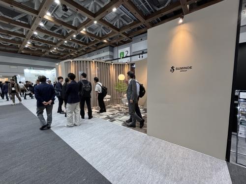 <b>●スミノエグループ</b><br>出展コンセプトはSensorial Layering、グループ3社によるオフィスワークプレイス、ファシリティ向け内装材のトータル提案を展開。出展品目は水平循環型リサイクルタイルカーペット「ECOS®」iD-5600シリーズ（発売時期未定）、置敷きビニル床タイル5mm厚「AVANCERA FLOOR」、オーダーラグシリーズ「Epilogue」、「mode S（カーテン）」