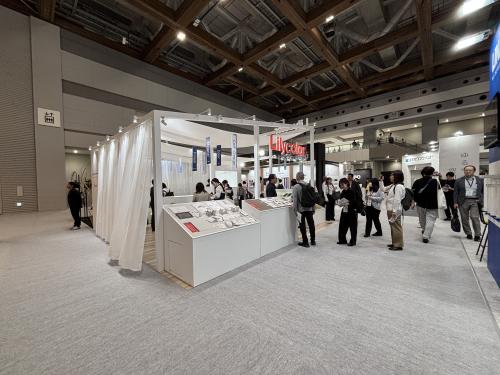 <b>●リリカラ</b><br>「Designing the Offi¬ce Experience行きたくなる“オフィスづくり”のヒント」をテーマに、オフィスを「働く場所」としてだけでなく、人が自然と足を運び、前向きに働きたくなる「オフィスの体験」の設計を提案。また同社は、継続的にオフィスの改善を行いながら経営に貢献している優れた事例を表彰し、広く紹介する（一社）日本オフィス家具協会のJOIFAアワード優秀賞を受賞し、表彰された。