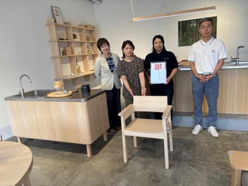 松永建材店に開設されたTSUYAMA FURNITURE のショールームにて