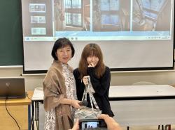 最優秀賞の大関天音さん(右)と<br>審査員の木村さちこ氏