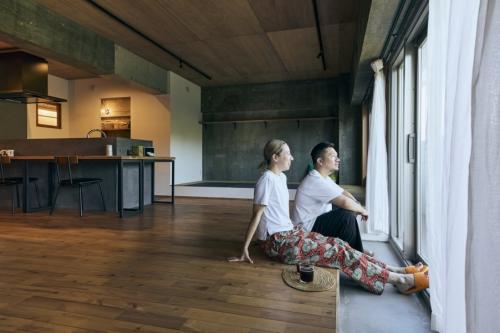 ● 第１位 『造作家具で二人らしく。コーヒーが似合う家』……造作した特注家具や意匠性の高い素材を多く使い、メリハリを意識したリノベーション。天井にはラワン合板を貼った大胆なデザイン。リビングを見渡せるオープンキッチンは機能性も重視し、２度洗い不要な強力な食洗機を設置した。キッチンの天板の高さは背が高い施主様が作業しやすい高さを選択し、オープンキッチンにしたことで家事をしながら子供の様子を見ることも出来る。また、屋久杉の木を使い造作した可動式テーブルは、カウンターとしてだけでなくダイニングテーブルとしても活用出来、コーヒー好きなご夫妻らしく、パントリーにはコーヒーマシンや集めたコーヒーカップが綺麗に並べられている。インナーバルコニーの土間スペースの窓は公園の緑が借景となり、コーヒーやお酒を飲む時間が日々の息抜きになる素敵な空間になっている。