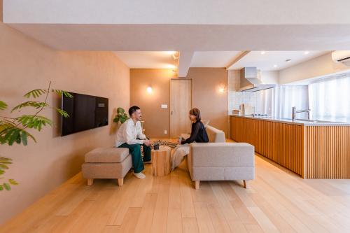 ● 第３位 『自然の手触り感がある家』‥…砂や土、木の質感などを壁や床に取り入れ、手触り感のある素材を使った住まいとなっている。部屋数を重視した3LDKから、広いリビングと土間、収納スペースがあるメリハリある間取りに。塗り壁の凹凸が陰影をつくり、味わいとやすらぎの空間を演出。洗練された北欧家具と、施主様の地元・沖縄を感じる色味をミックスし、自分たちの好きが詰まった空間の魅力が生まれ、より愛着が湧く住まいとしている。